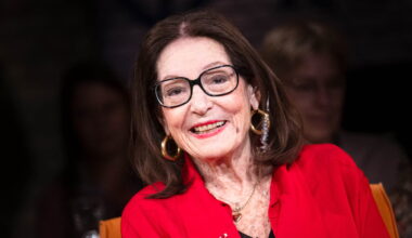 frêle mais souriante au bras d'un célèbre animateur