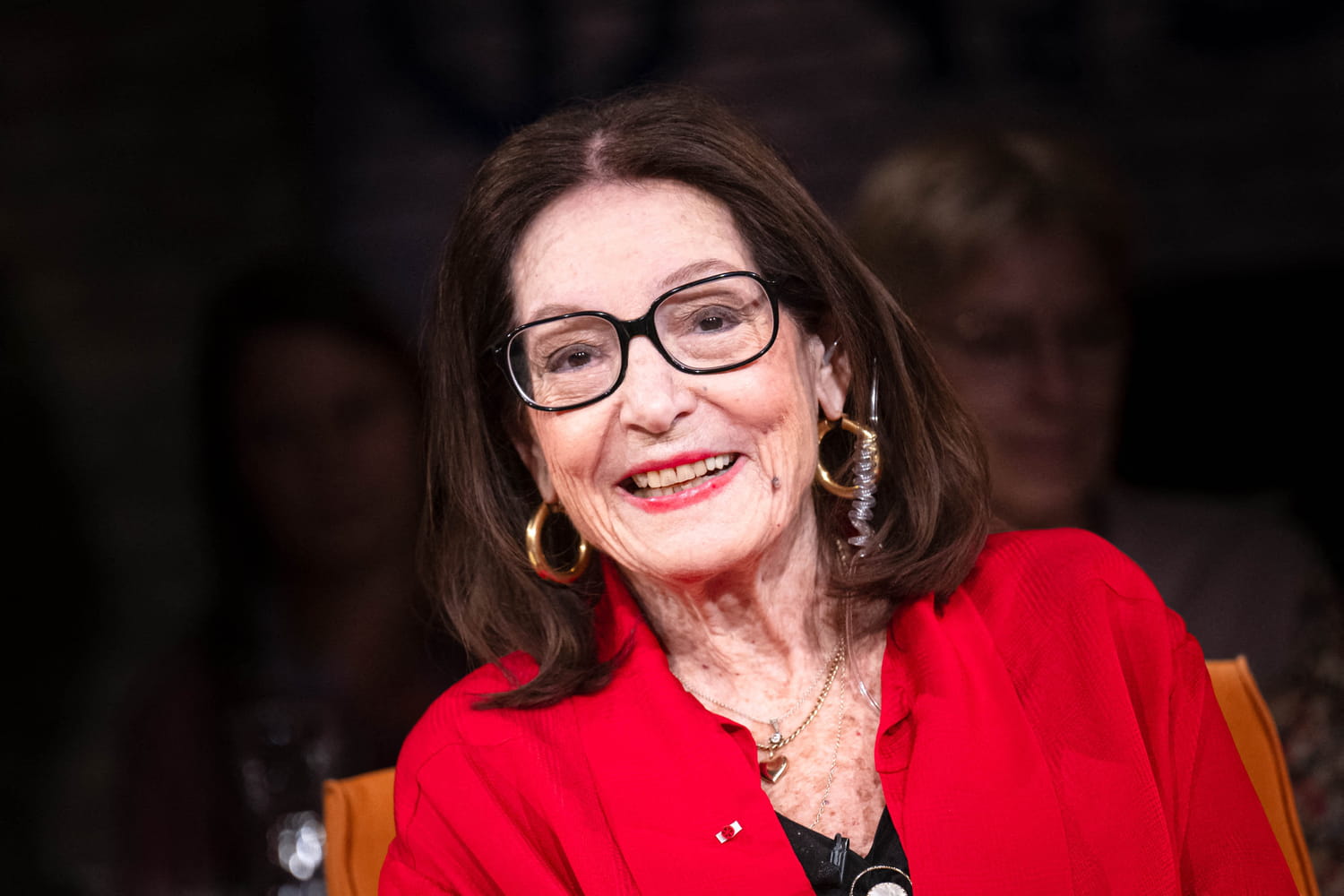 frêle mais souriante au bras d'un célèbre animateur