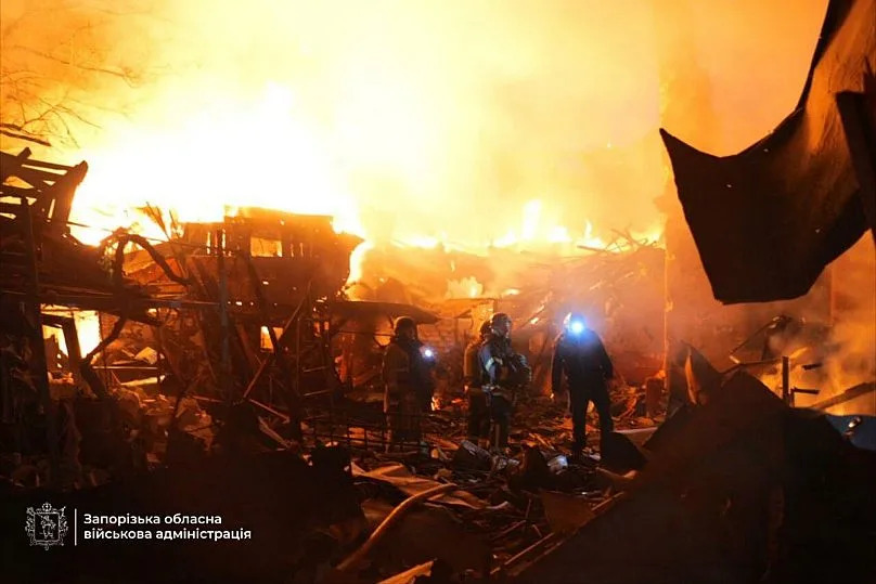 Des sauveteurs travaillent sur le site d'une maison détruite par une frappe russe dans un quartier résidentiel de Zaporizhzhia, le 16 septembre 2025.