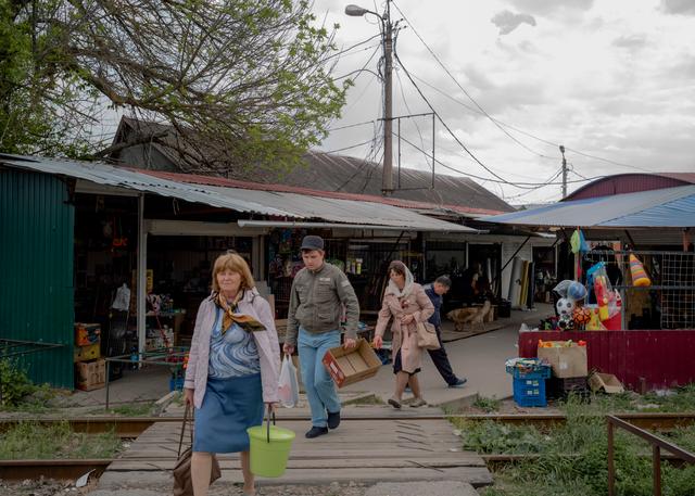 Des habitants dans un marché presque vide dans la ville frontalière à l’Ukraine Shebekino, en Russie, en mai 2024. Alors que la Banque centrale de Russie a relevé son taux d’intérêt directeur à 18 % en juillet 2024 (son niveau le plus élevé en deux ans) pour tenter de contenir l’inflation galopante.