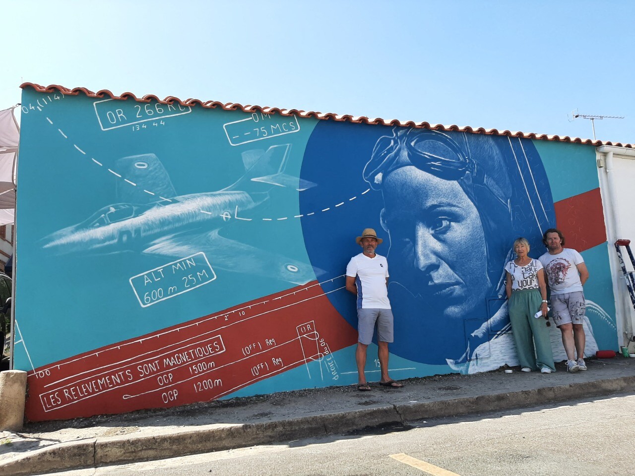 Cette habitante a fait réaliser une fresque de 7 mètres en hommage à une aviatrice de Vendée