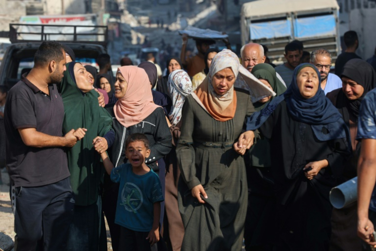 Des Palestiniens pleurent devant devant l'hôpital al-Chifa à Gaza-ville, où les corps de victimes de frappes israéliennes ont été transportées, le 8 septembre 2025 ( AFP / Omar AL-QATTAA )