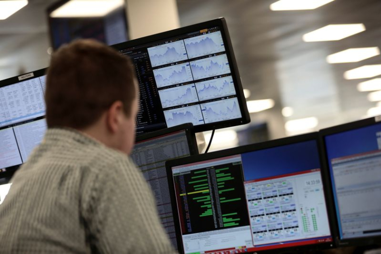 Les traders travaillent en salle des marchés d'IG Index