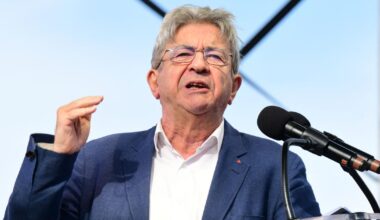 Jean-Luc Mélenchon ne compte pas aider le PS à décrocher Matignon et préfère viser Emmanuel Macron