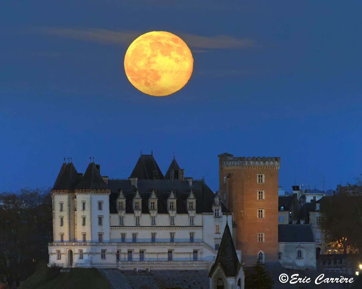Le château de Pau un soir de pleine lune