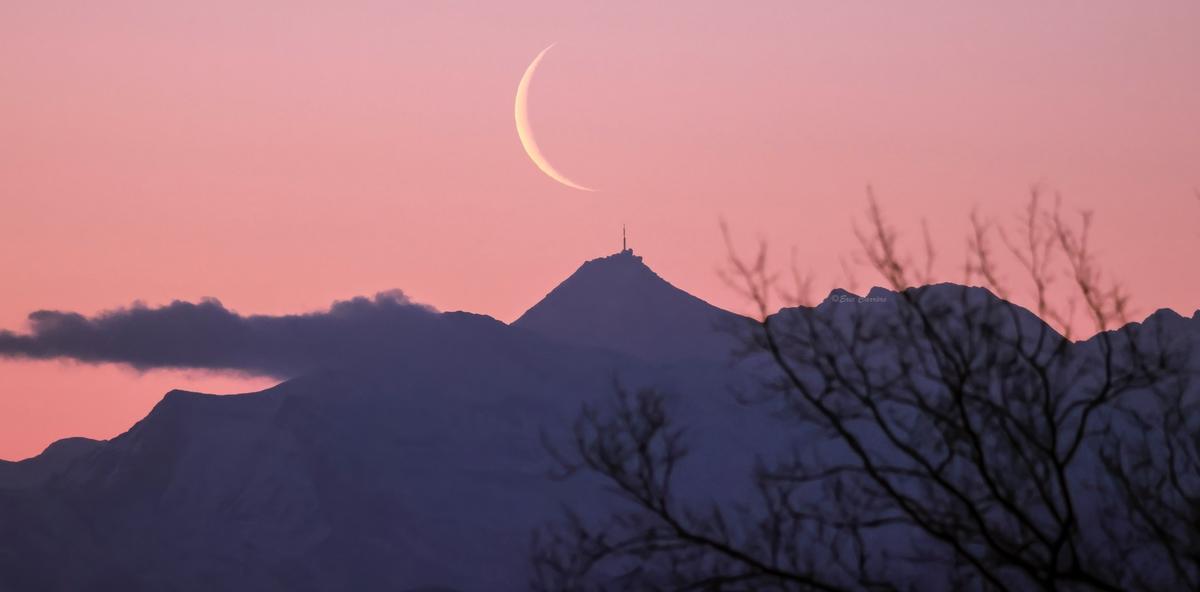 Le jour du deuxième croissant au-dessus du pic du Midi de Bigorre
