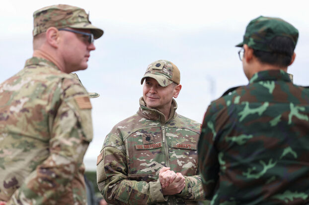 L'attaché militaire américain Bryan Shoupe était invité à assister à des manoeuvres  à la base de Borissov. REUTERS/Ramil Sitdikov.