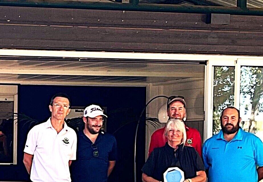 Isabelle Roux Rosier et Bertrand Thuillier champions du Cantal en première série entourés de leurs collègues compétiteurs.