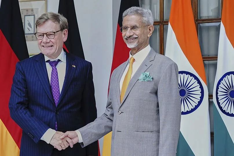 Le ministre indien des Affaires étrangères S. Jaishankar serre la main de son homologue allemand Johann Wadephul à New Delhi, en Inde, le 3 septembre 2025