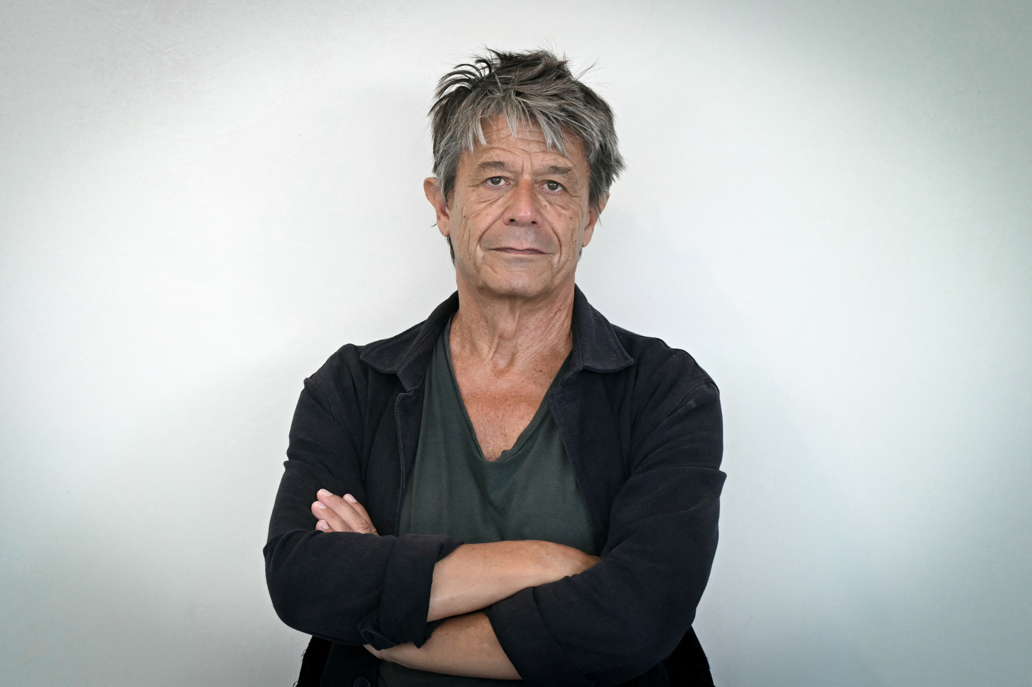 L’écrivain français Emmanuel Carrère pose pour un portrait lors du 82e Festival international du film de Venise, au Lido de Venise, le 31 août 2025.
