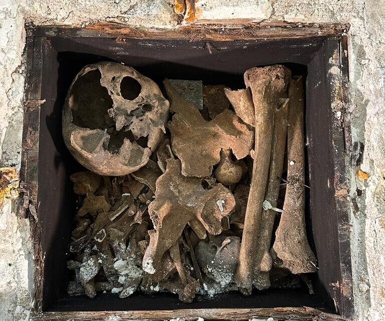 Des ossements humains ont été découverts dans un coffre en bois, dans le tombeau de François II et Marguerite de Foix.