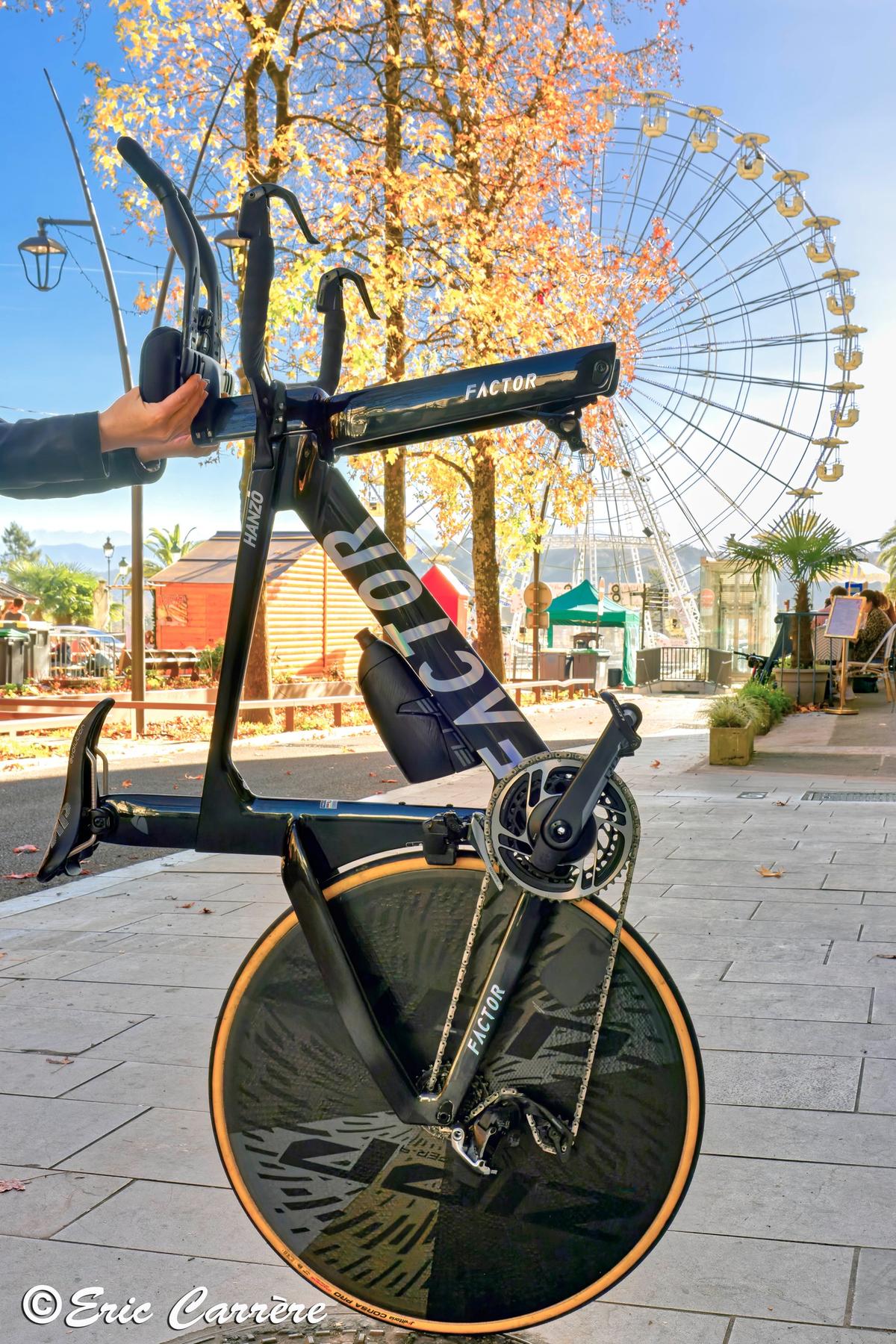 Une roue peut en remplacer une autre. Cette photo illustre les deux passions d’Éric Carrère : Pau et le vélo