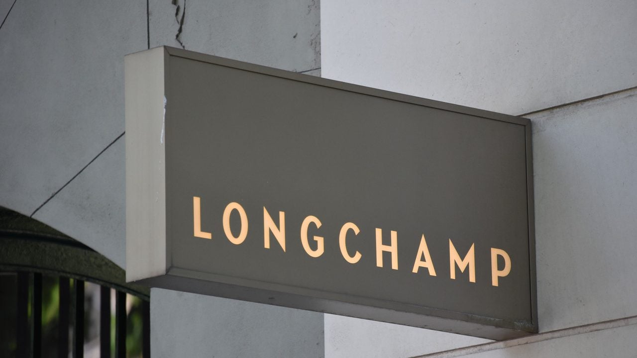 C'est le sac Longchamp pliage que s'arrachent toutes les modeuses, grâce à sa couleur pile dans la tendance (et non il n'est pas kaki)