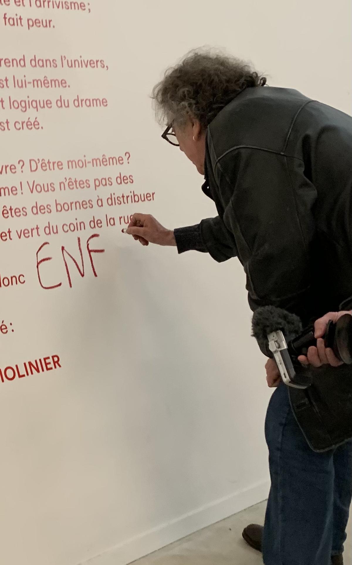 Bouyxou au Frac pendant l’exposition Molinier en 2023.