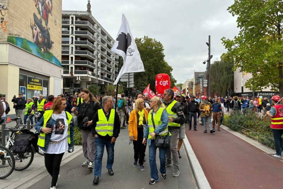 Dans le cortège de la manifestation à Lille (Nord), on aperçoit des Gilets jaunes, semble-t-il moins représentés que le 10 septembre dernier.