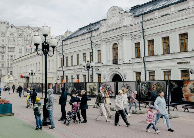 Exposition d’affiches militaires et patriotiques de la Russie dans le centre de Moscou, le 9 mai 2024. La nomination d’Andrei Belousov au ministère de la Défense reflète la pression financière à laquelle le président Vladimir Poutine sera confronté si la Russie continue à engager des dépenses de défense aussi importantes.