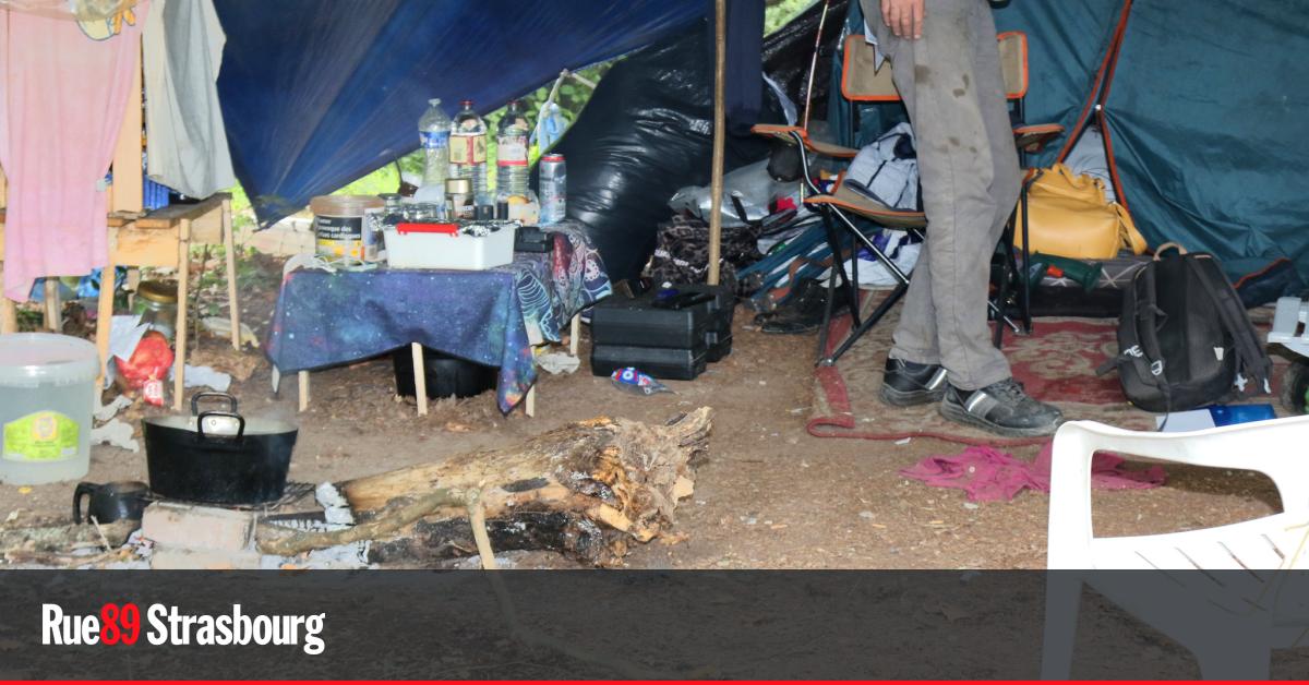 Expulsées par l'État, des familles vivent sous tente au pied d'une entrée d'autoroute