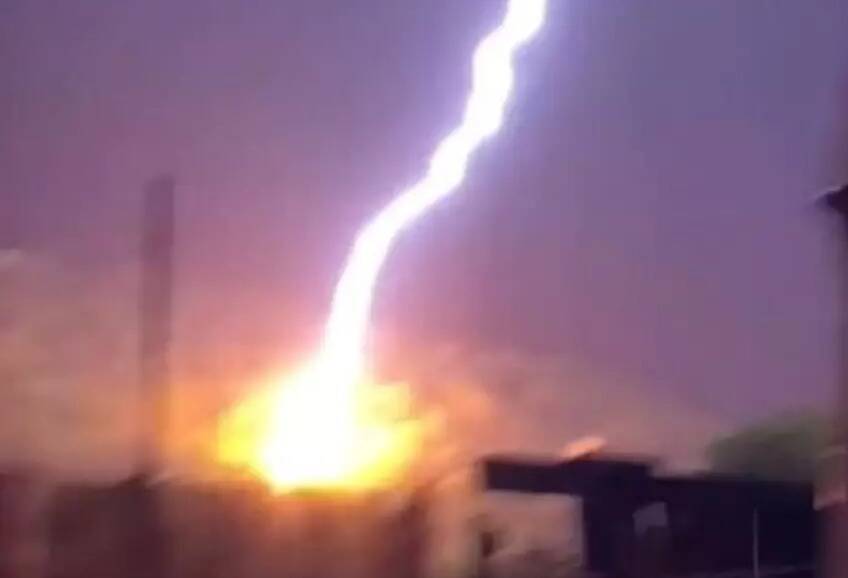 "Une énorme détonation": l'incroyable photo de l’impact de foudre qui a frappé Nice hier soir