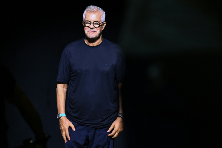 Leo Dell'Orco, compagnon et bras droit de Giorgio Armani, à la fin d'un défilé du styliste italien lors de la Fashion Week de Milan, le 21 juin 2025 ( AFP / Piero CRUCIATTI )
