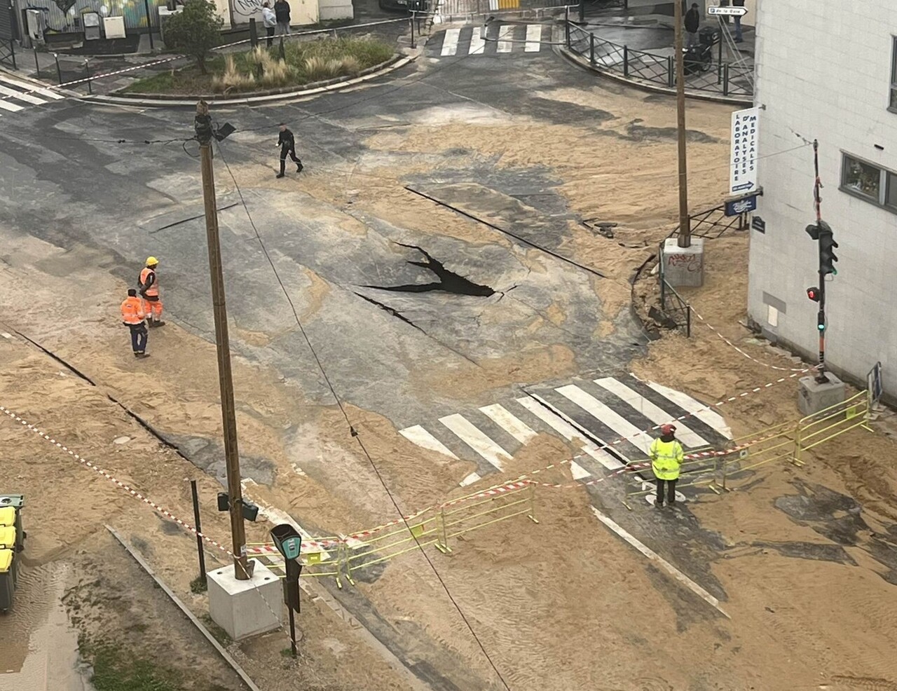 une chaussée s'effondre, 300 foyers privés d'eau et d'électricité