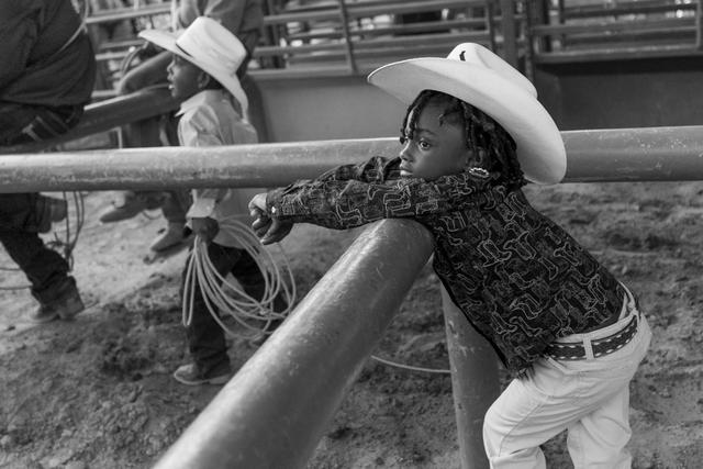 Un enfant assiste au Bill Pickett Rodeo à Industry, en Californie, le 19 juillet 2025.