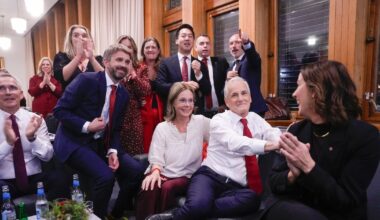 le Premier ministre travailliste Jonas Gahr Støre (2e d) lors de la veillée nocturne dans l'attente du résultat des législatives, à la Maison du peuple à Oslo, le 8 septembre 2025 en Norvège