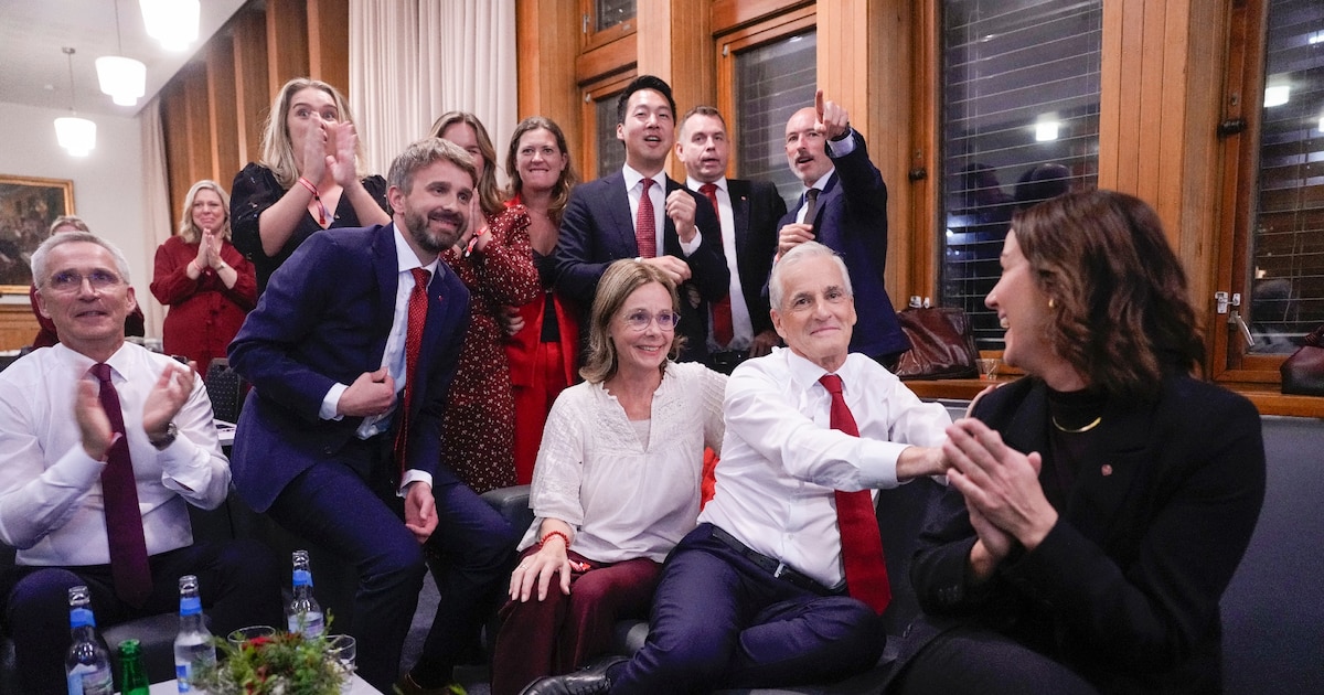 le Premier ministre travailliste Jonas Gahr Støre (2e d) lors de la veillée nocturne dans l'attente du résultat des législatives, à la Maison du peuple à Oslo, le 8 septembre 2025 en Norvège