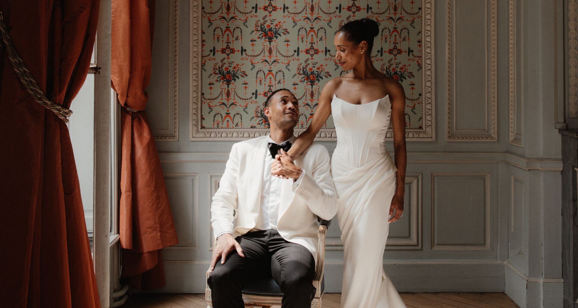 La mariée portait des robes Schiaparelli, Ines Di Santo et Dior by John Galliano pour son mariage romantique dans un jardin parisien