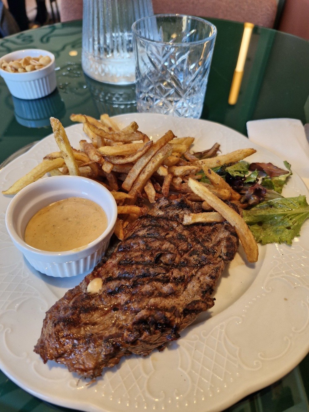 Bavette, frites fraîches et sauce au poivre.