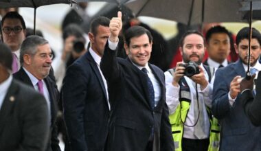 Le secrétaire d'Etat américain Marco Rubio lève le pouce à son arrivée à l'aéroport international Felipe Ángeles à Mexico le 2 septembre 2025 au début d'une visite au Mexique