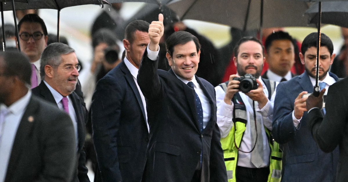 Le secrétaire d'Etat américain Marco Rubio lève le pouce à son arrivée à l'aéroport international Felipe Ángeles à Mexico le 2 septembre 2025 au début d'une visite au Mexique