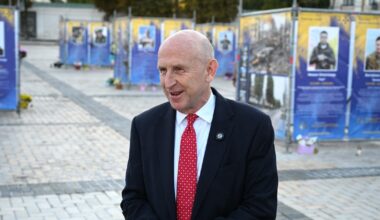 Le ministre britannique de la Défense, John Healey, répond aux questions des journalistes lors d'un point presse sur la place Sofiiska, à Kiev, en Ukraine, le 3 septembre 2025. Le ministre britannique de la Défense, John Healey, estime que la présence du dirigeant du Kremlin, Vladimir Poutine, au défilé militaire à Pékin ne fait que souligner la faiblesse et la dépendance de l'agresseur. (Photo de Danylo Antoniuk/Ukrinform/NurPhoto) INUTILE LA RUSSIE. INUTILE LA BIÉLORUSSIE. (Photo de Ukrinform/NurPhoto)