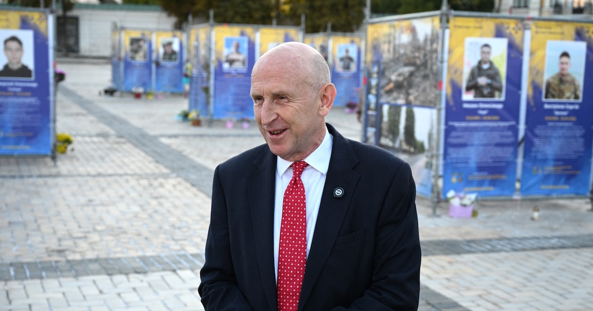 Le ministre britannique de la Défense, John Healey, répond aux questions des journalistes lors d'un point presse sur la place Sofiiska, à Kiev, en Ukraine, le 3 septembre 2025. Le ministre britannique de la Défense, John Healey, estime que la présence du dirigeant du Kremlin, Vladimir Poutine, au défilé militaire à Pékin ne fait que souligner la faiblesse et la dépendance de l'agresseur. (Photo de Danylo Antoniuk/Ukrinform/NurPhoto) INUTILE LA RUSSIE. INUTILE LA BIÉLORUSSIE. (Photo de Ukrinform/NurPhoto)