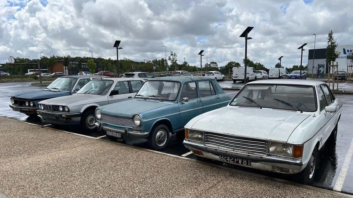 Mais à qui appartiennent ces quatre voitures de collection abandonnées sur un parking du Tarn depuis des mois ?