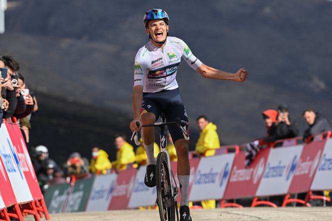 Le cycliste italien Giulio Pellizzari franchit la ligne d’arrivée de la 17ᵉ étape de la Vuelta, à l’Alto de El Morredero (Espagne), le 10 septembre 2025.