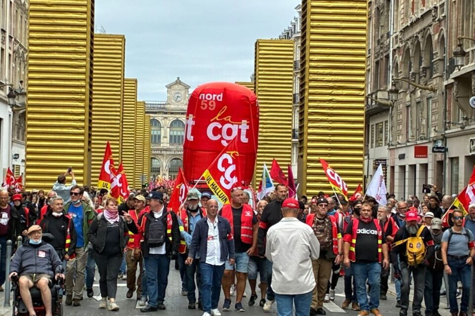 Le cortège rue Faidherbe, vers la Grand'Place.