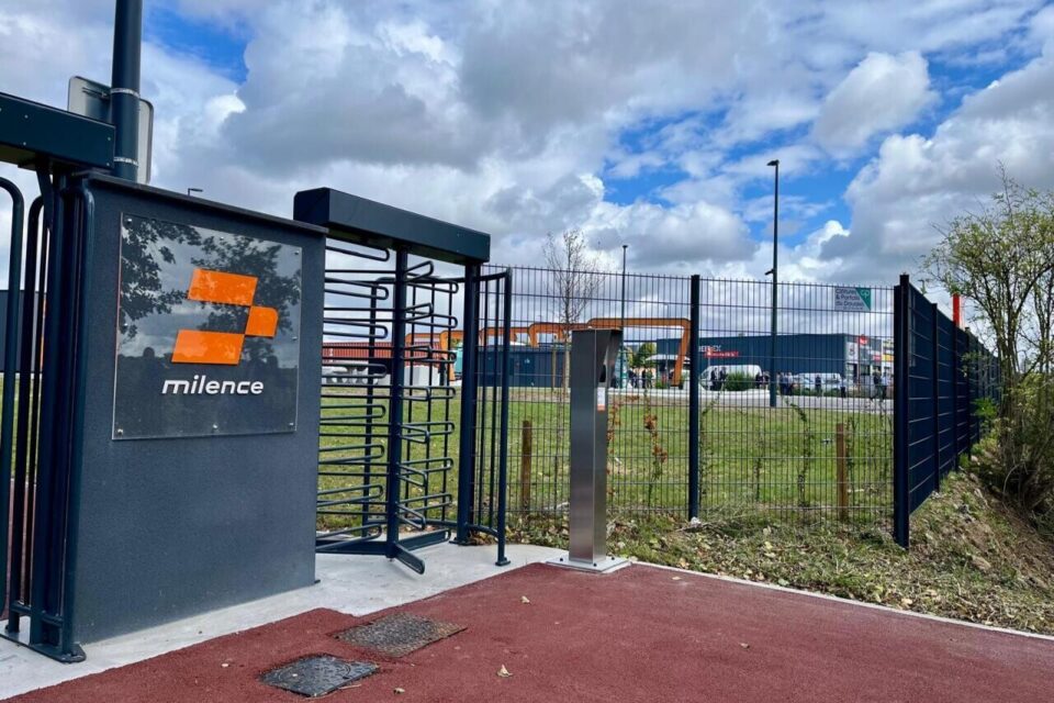 Les sites de Milence, comme celui de Lesquin (Nord), sont sécurisés. Sur place, les chauffeurs d'utilitaires et de poids-lourds électriques ont tout le nécessaire pour une pause, le temps de la recharge du véhicule.