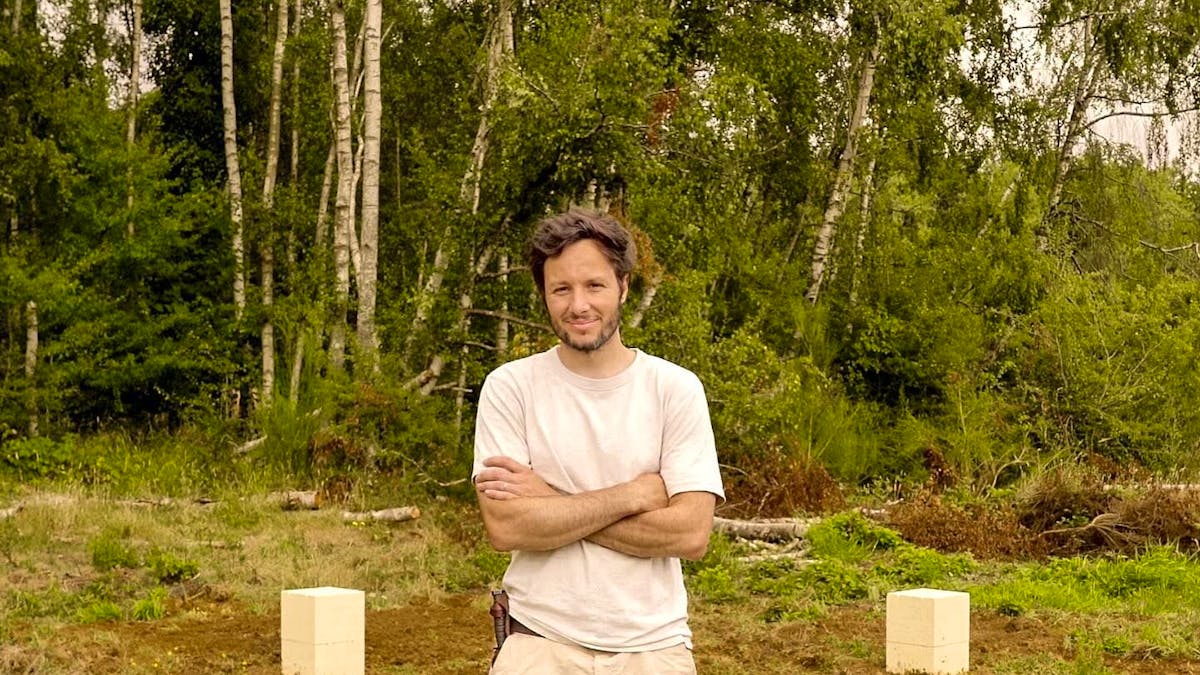 Vianney: La construction de sa cabane en bois lui donne des cauchemars