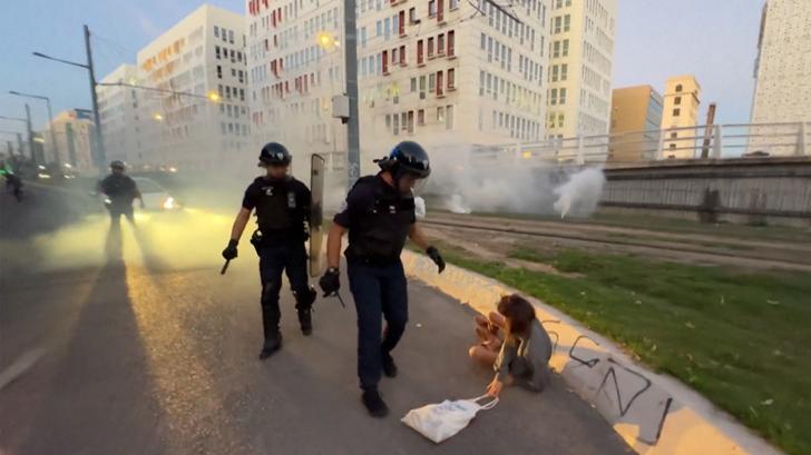 Sur des images captées par l’Agence France-Presse, une manifestante avait été interpellée violemment par des policiers jeudi 18 septembre à Marseille. 