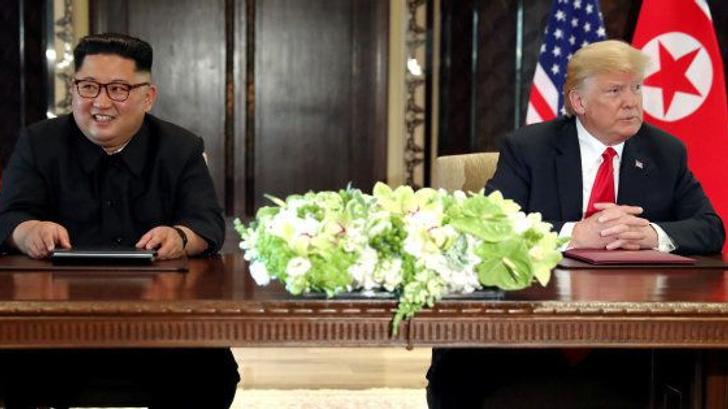 Trump rattrapé par une mission « top secret » ratée en Corée du Nord il y a six ans (Donald Trump et Kim Jong Un, lors du sommet historique à Singapour le 12 juin 2018.)