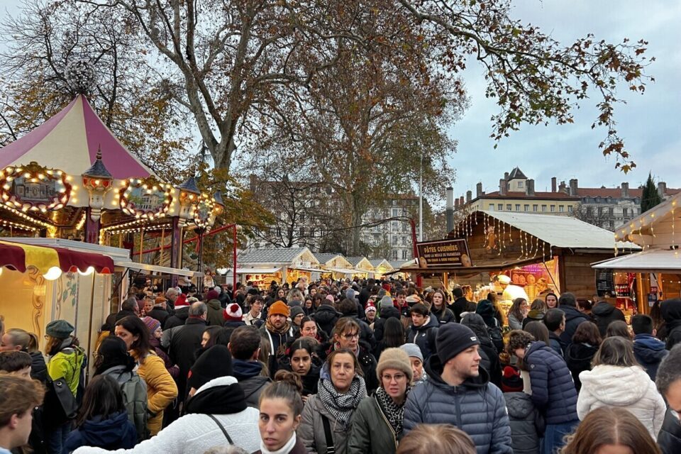 La foule au marché de Noël de Lyon, place Carnot dans le 2e arrondissement.