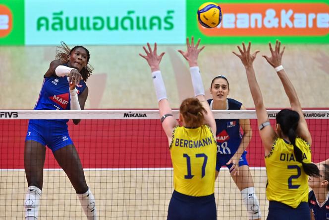 La Française Iman Ndiaye (à gauche) au smash face au contre brésilien, en quarts de finale du Mondial de volley-ball féminin, à Bangkok, le 4 septembre 2025.