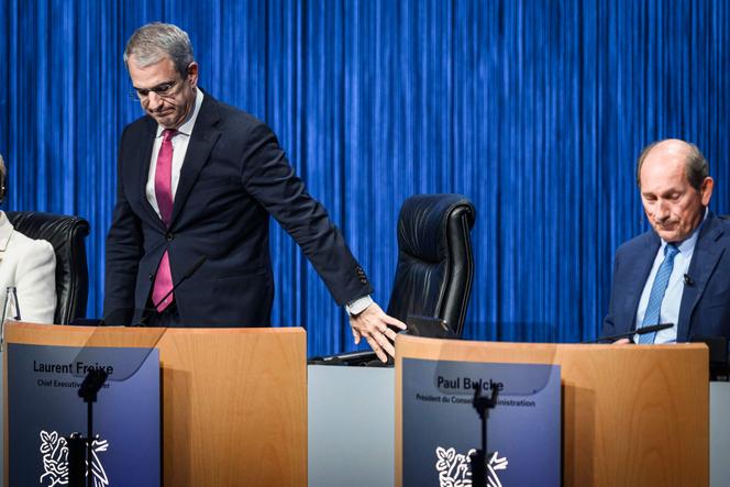 Le directeur général de Nestlé, Laurent Freixe (à gauche), et le président du conseil d’administration de Nestlé, Paul Bulcke, lors de l’assemblée générale des actionnaires du géant agroalimentaire suisse, à Ecublens (Suisse), le 16 avril 2025.