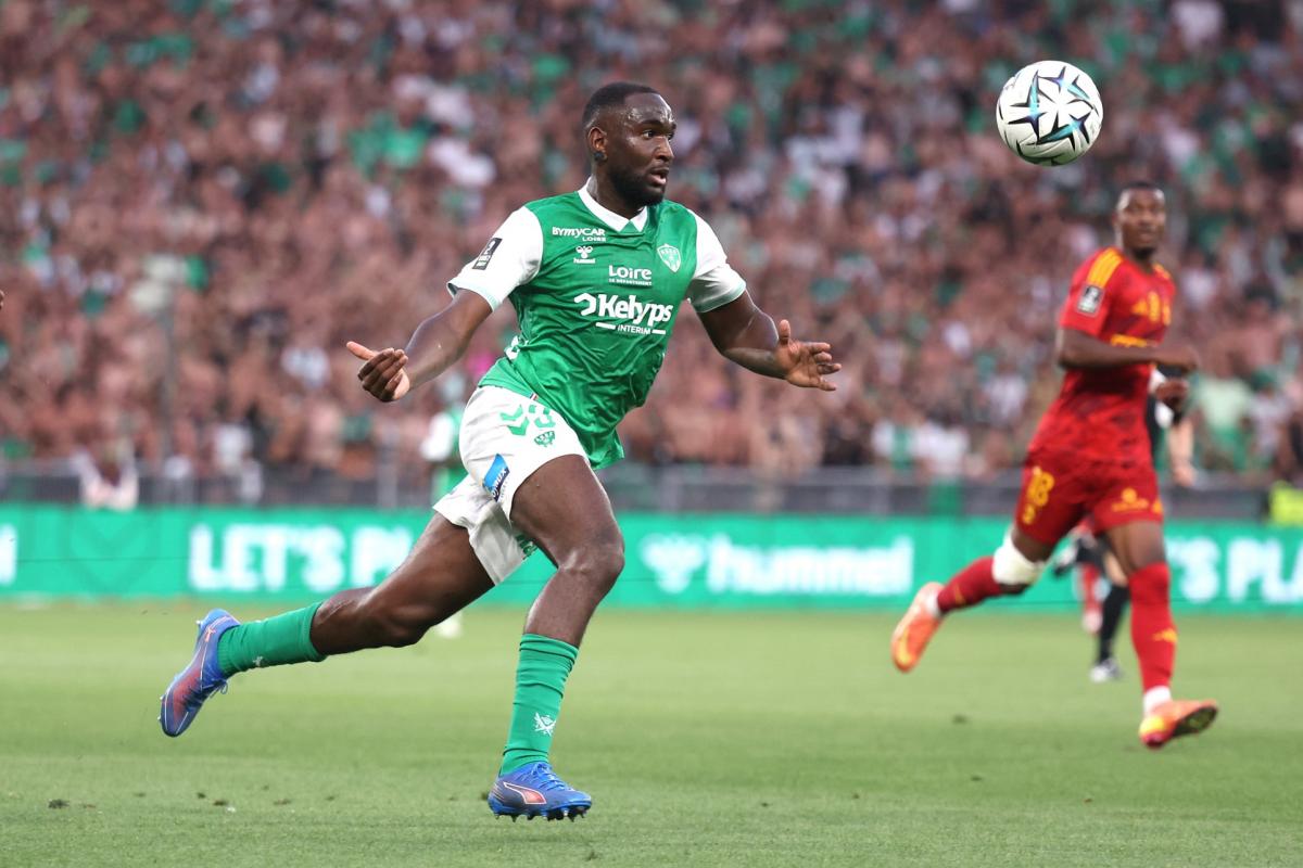 Malgré les vents contraires, Mickaël Nadé reste insubmersible avec Saint-Étienne