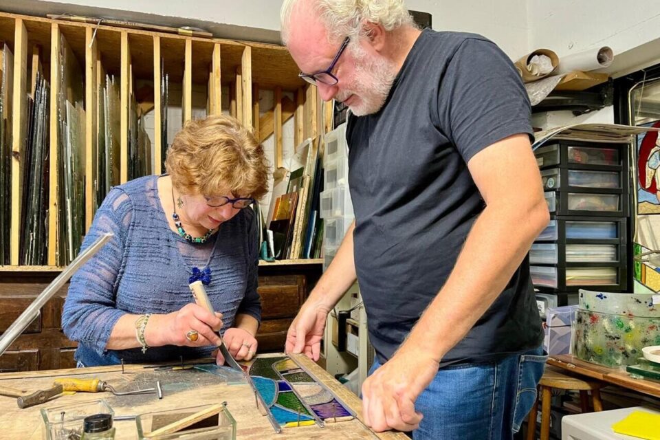 Marie-Monique Delahaye, vitrailliste (Les Arts Verres) depuis 20 ans, forme Nik à son métier, dans son atelier situé à Lille (Nord).