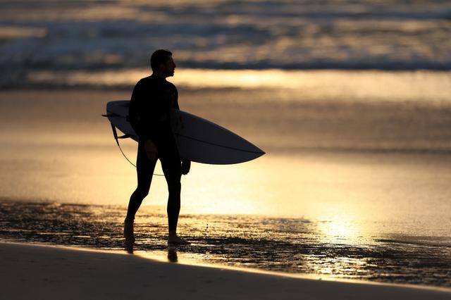 Un surfeur sur la plage de Bondi, à Sydney, en Australie, le 3 mai 2025. 