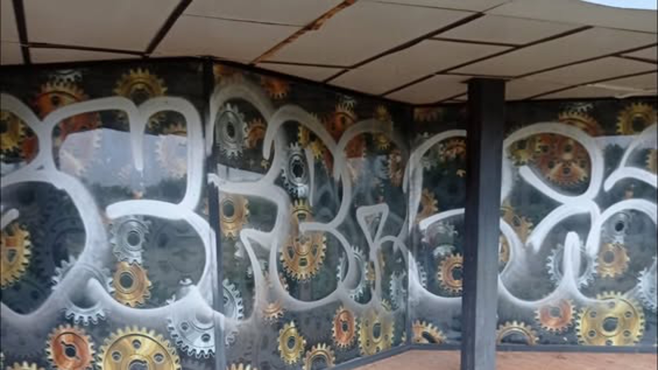 Les Ateliers des rêves tagués dans la nuit à Pouligny-Notre-Dame