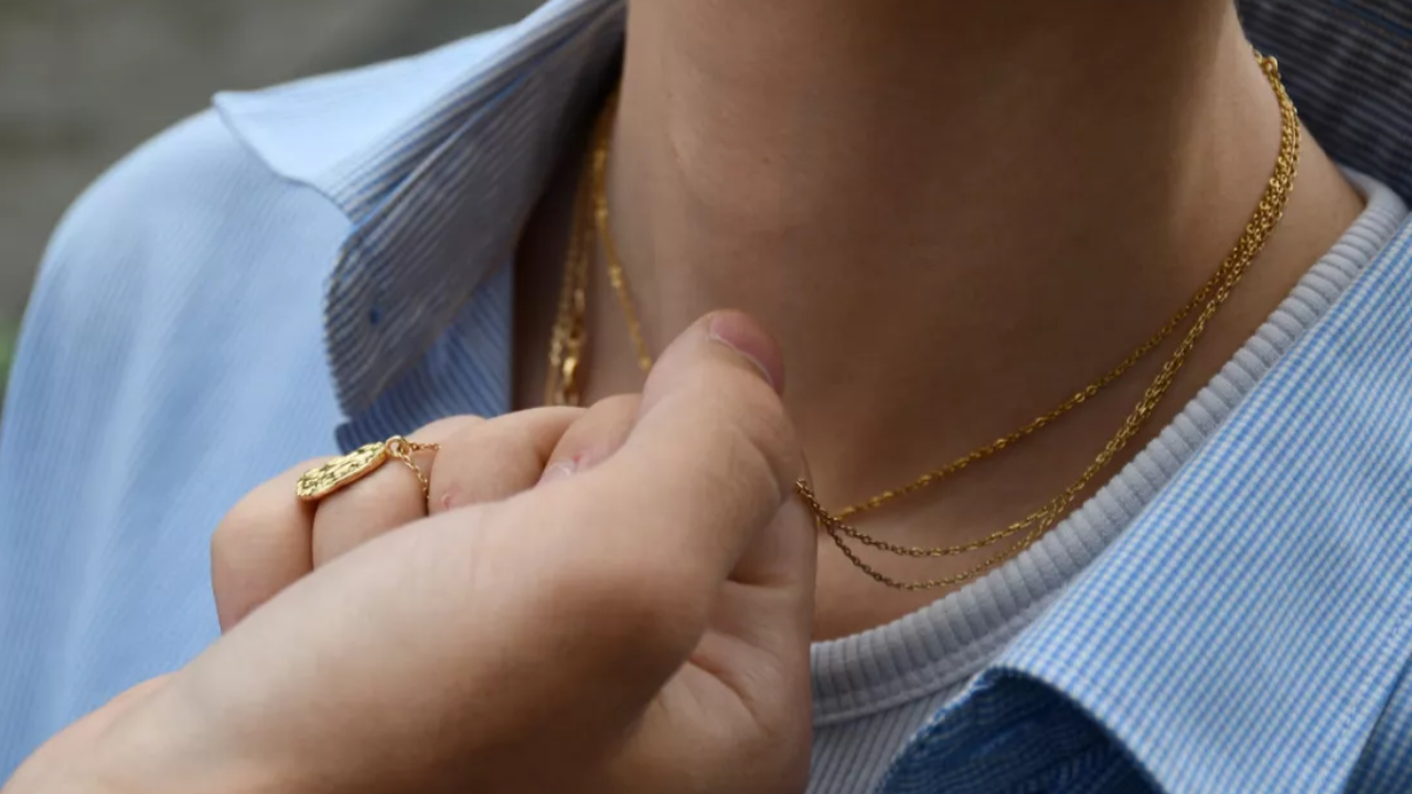 une dame de 86 ans privée du pendentif souvenir de son mari