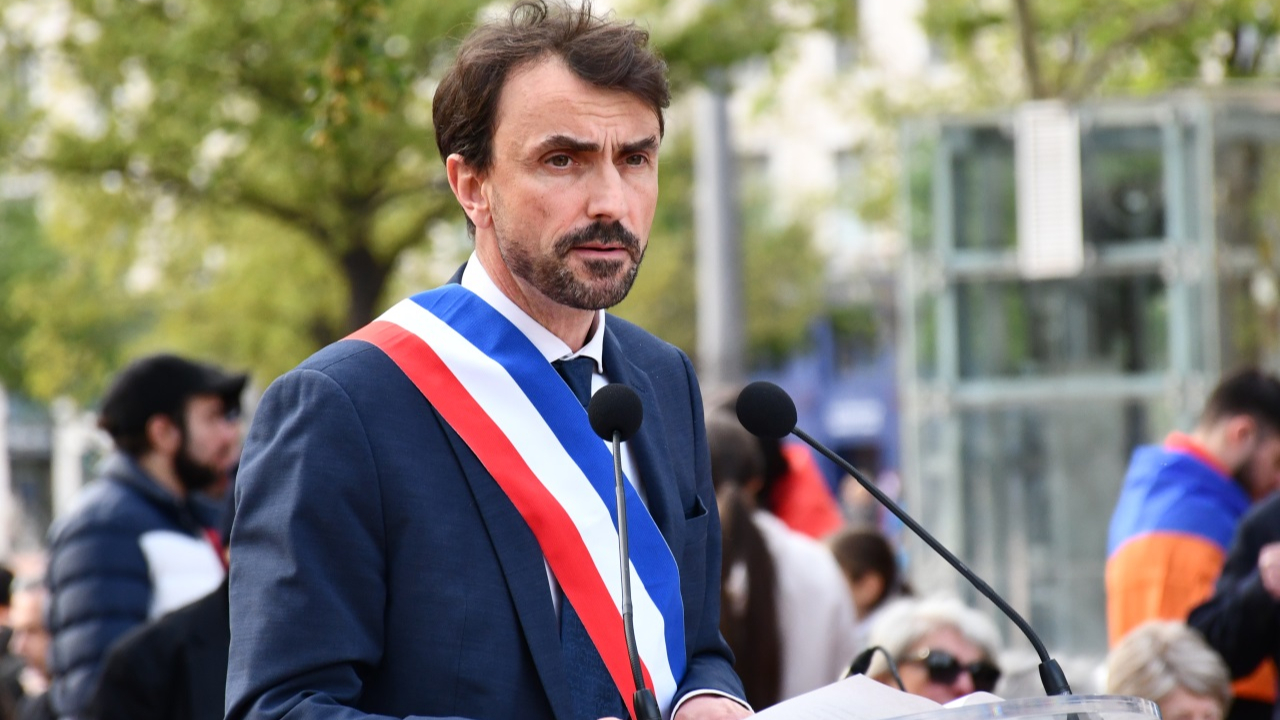 la mairie fait installer une plaque avec une mauvaise date...