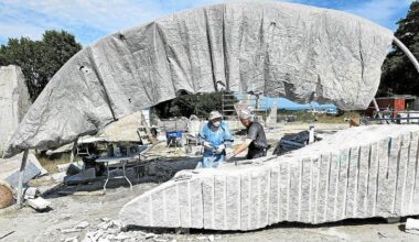 Entre Guingamp et Carhaix, un Moai géant en construction dans la Vallée des Saints